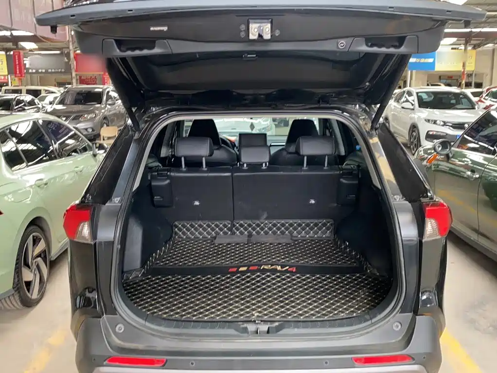 Toyota RAV4 2023 — фото 10