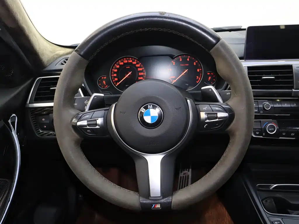 BMW 3 Series 2018 — фото 19