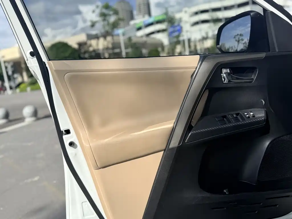 Toyota RAV4 2015 — фото 19