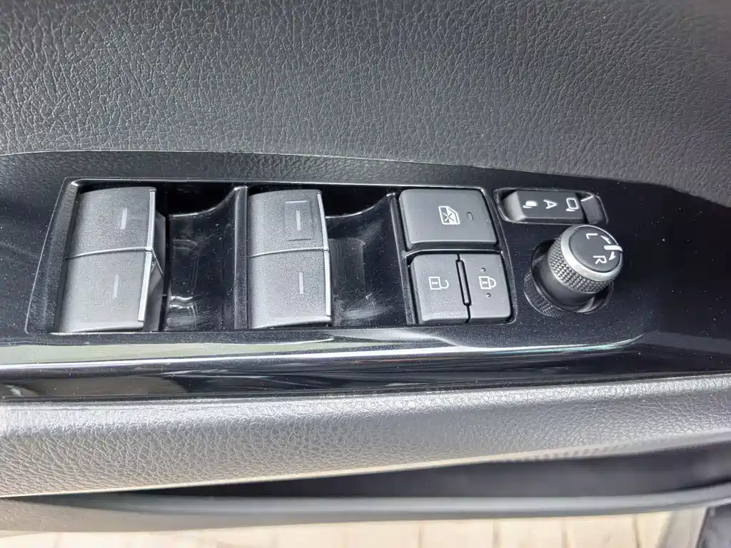 Toyota Camry 2023 — фото 10