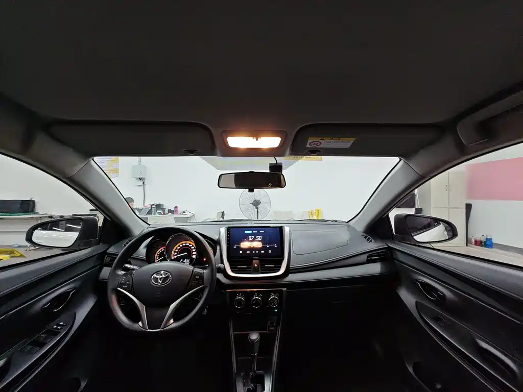 Toyota Yaris L 2022 — фото 12