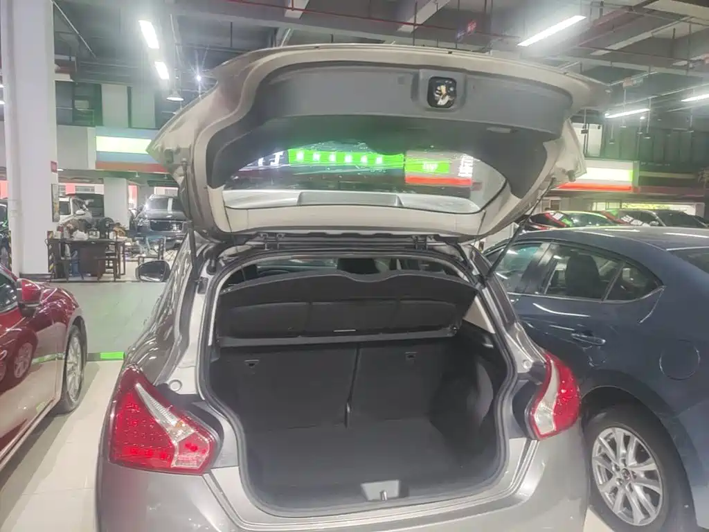 Nissan Tiida 2015 — фото 19