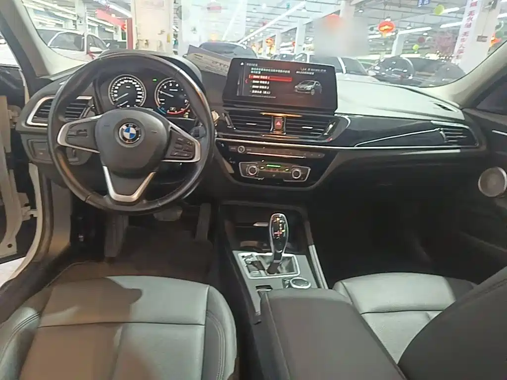 BMW 1 Series 2022 — фото 10