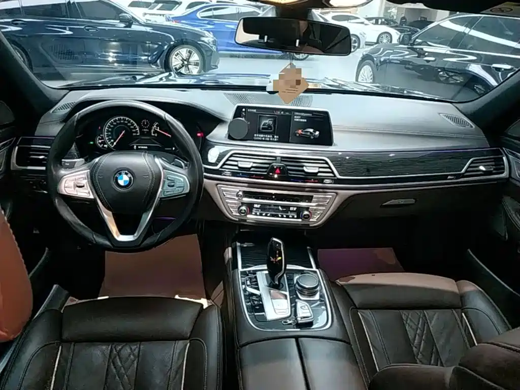 BMW 7 Series 2018 — фото 10