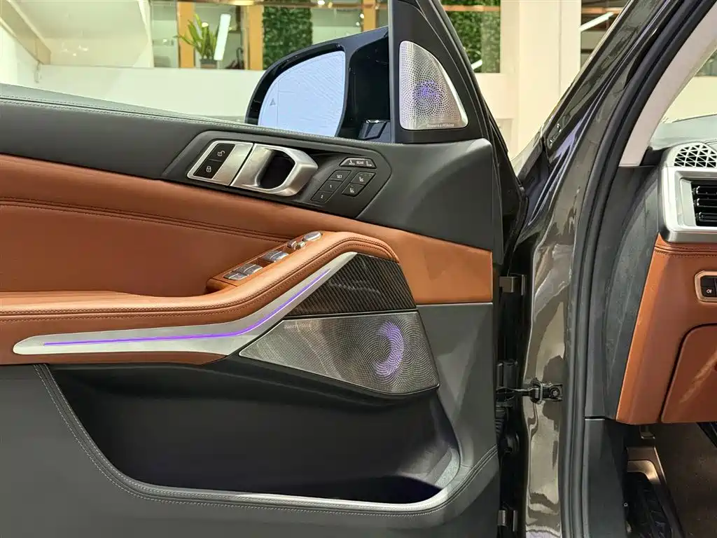 BMW X7 M60i 2023 — фото 8