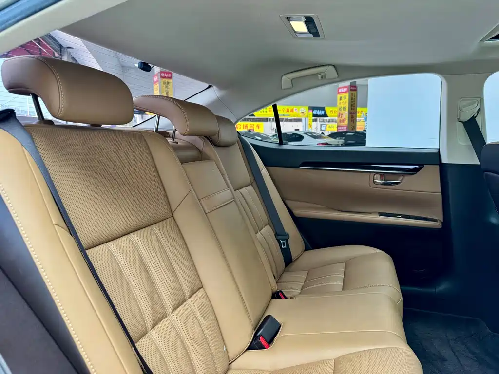 Lexus ES 2017 — фото 13