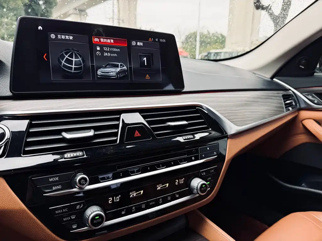 BMW 5 Series 2018 — фото 35