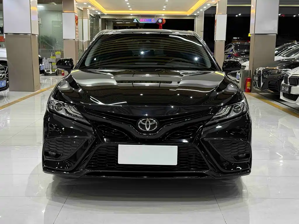 Toyota Camry 2023 — фото 2