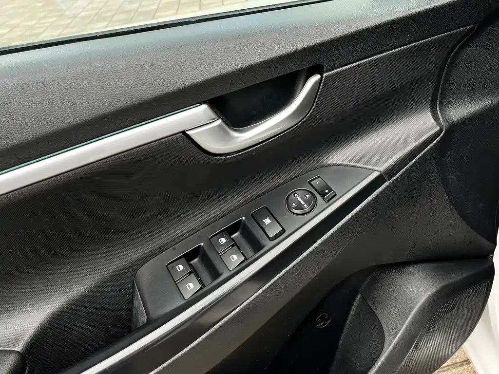 Hyundai Elantra 2017 — фото 17