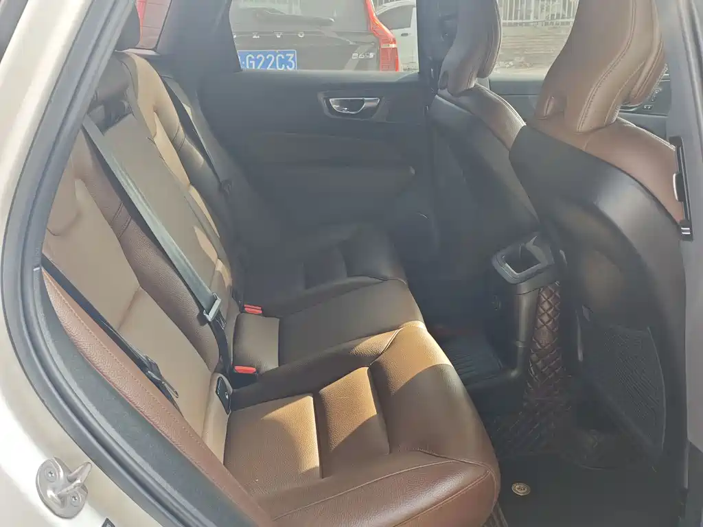 Volvo XC60 PHEV 2023 — фото 10