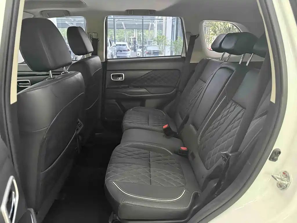 Mitsubishi Outlander 2022 — фото 13