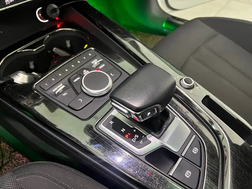 Audi A4L 2018 — фото 10
