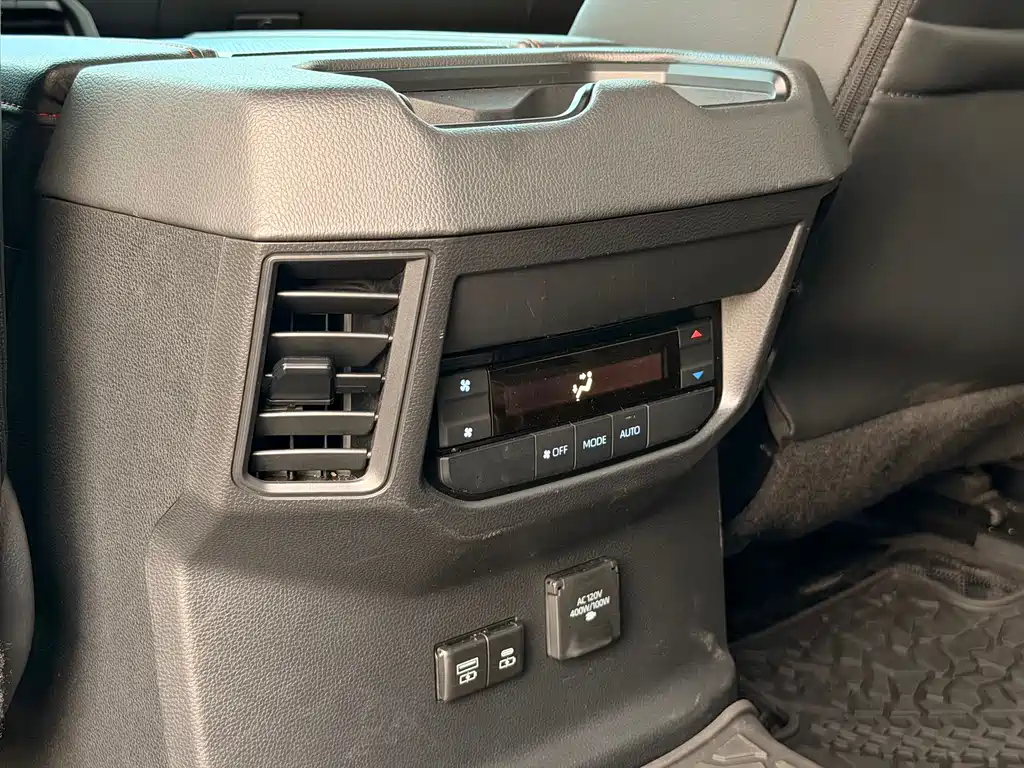 Toyota Sequoia 2024 — фото 16