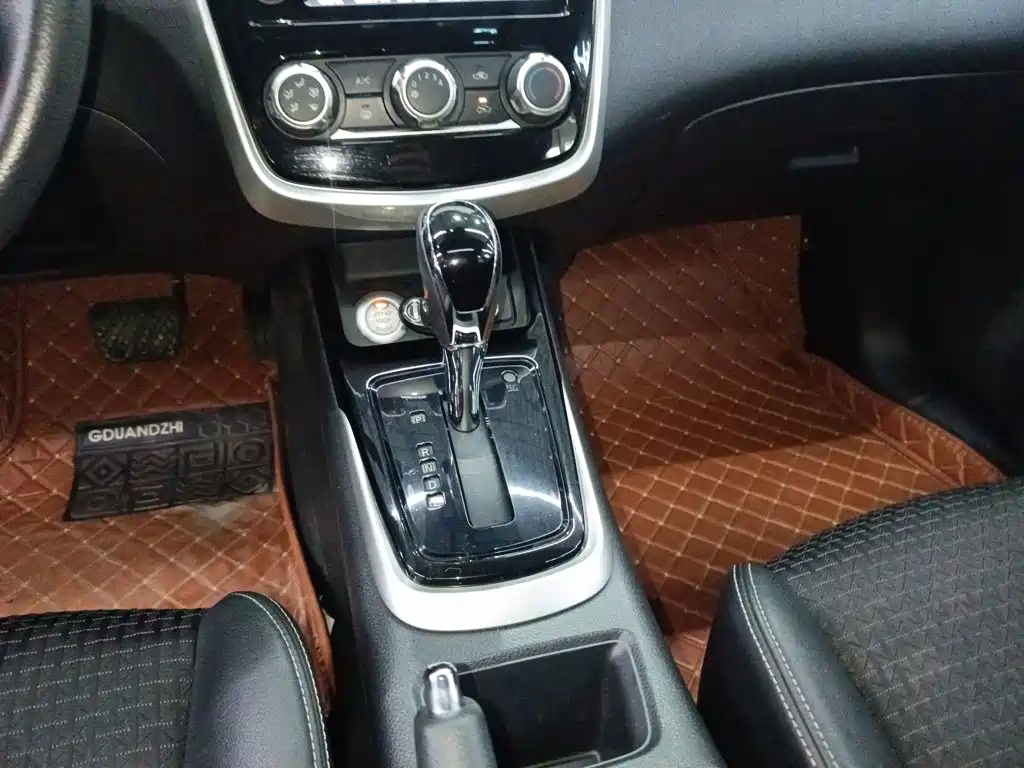 Nissan Tiida 2018 — фото 10