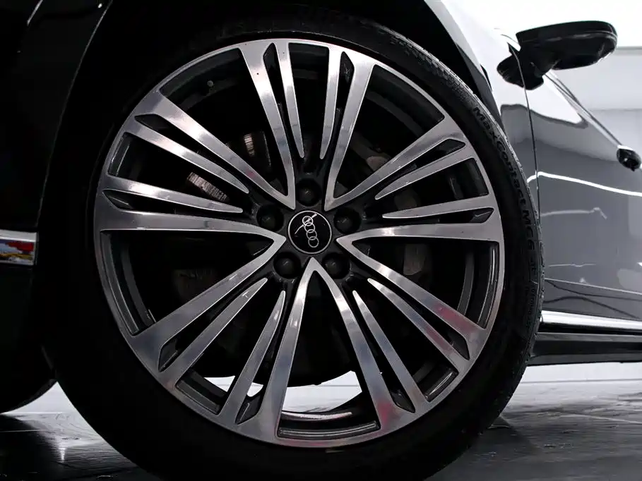 Audi A8 2021 — фото 18