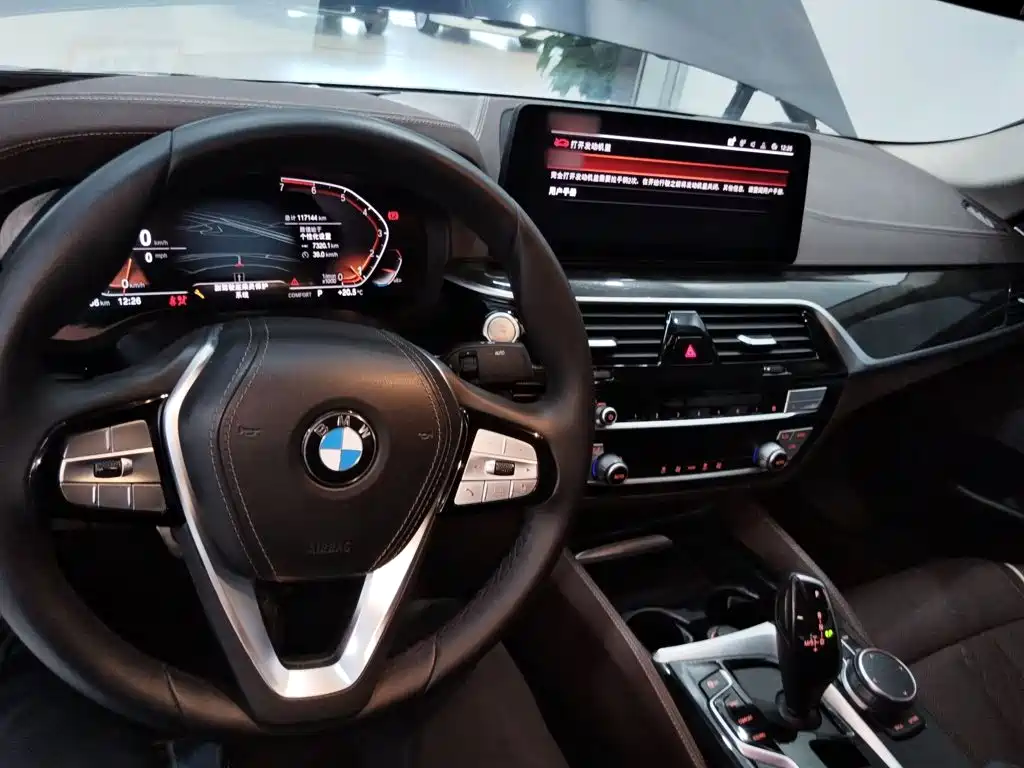 BMW 5 Series 2021 — фото 10