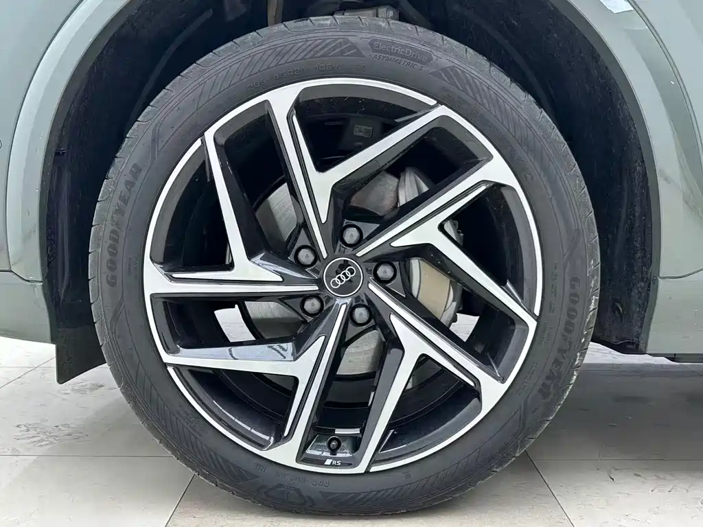 Audi Q6L e-tron 2025 — фото 19