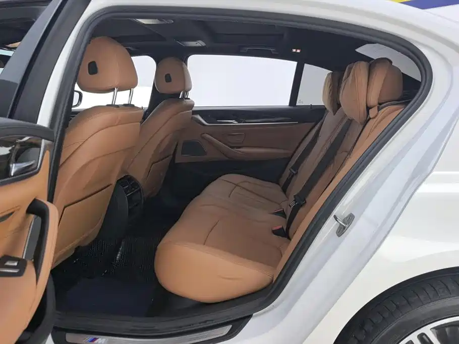 BMW 5 Series 2018 — фото 11