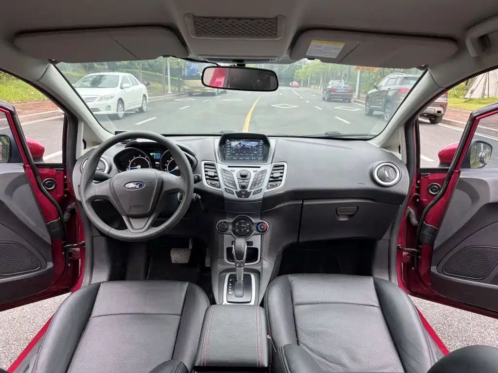 Ford Fiesta 2015 — фото 9