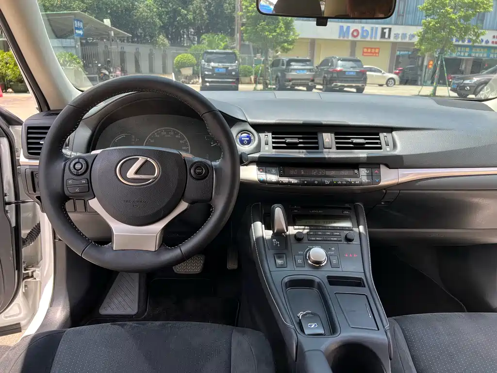 Lexus CT 2018 — фото 15