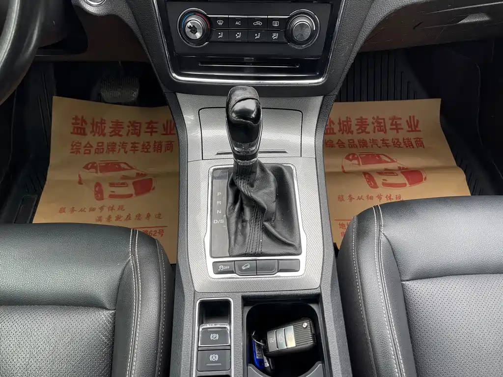 Roewe RX5 2016 — фото 13