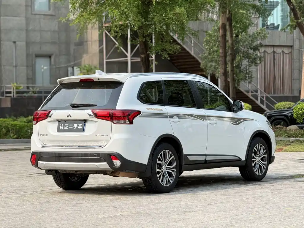 Mitsubishi Outlander 2018 — фото 20