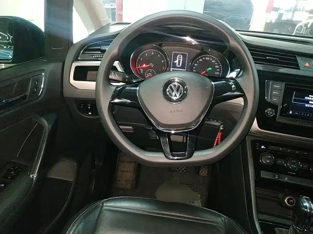 Volkswagen Touran 2016 — фото 11