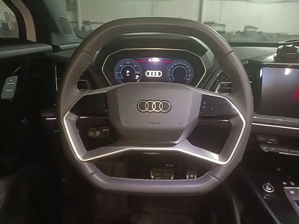 Audi Q4 e-tron 2023 — фото 11
