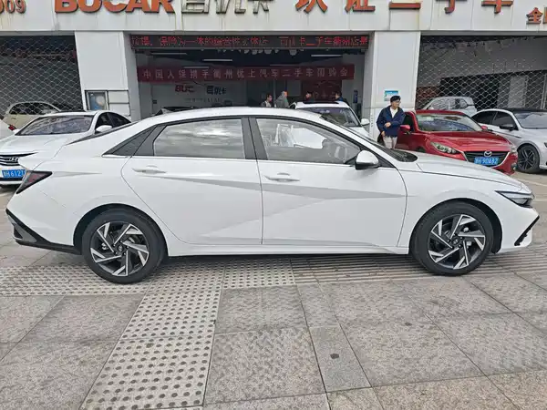 Hyundai Elantra 2023
