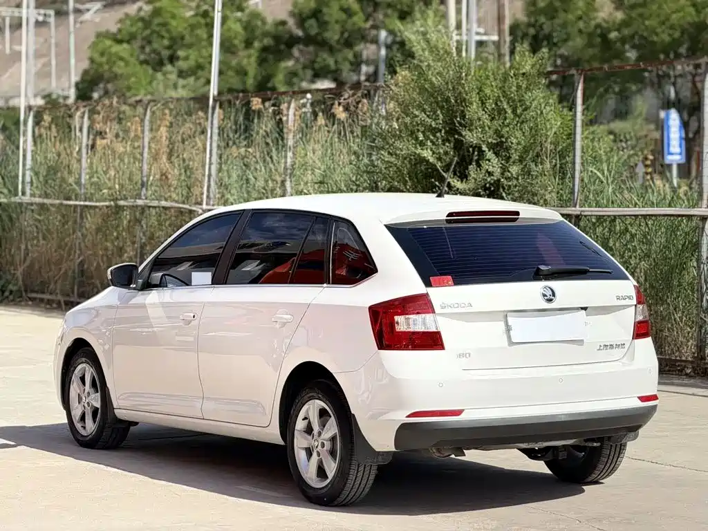 Skoda Rapid Spaceback 2018 — фото 8