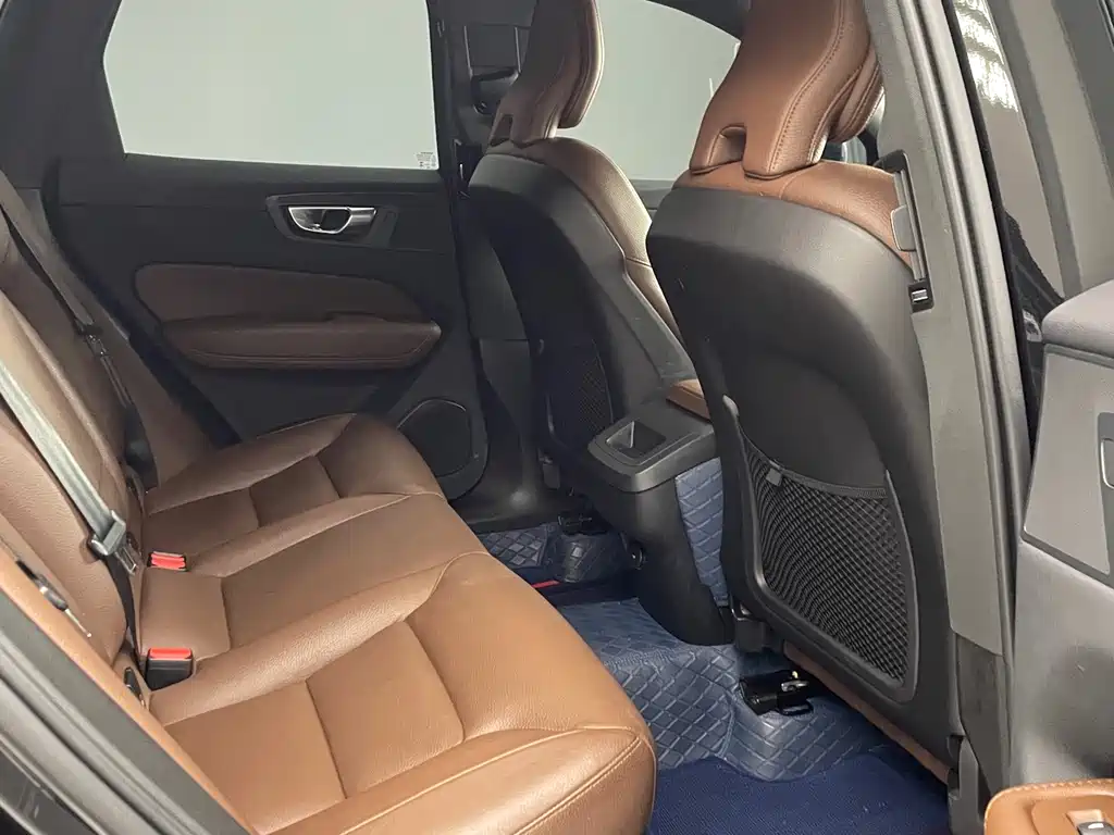 Volvo XC60 2023 — фото 22