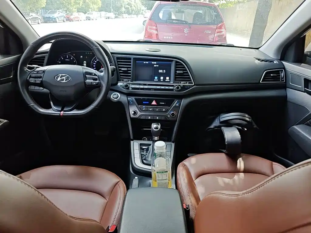 Hyundai Elantra 2018 — фото 10