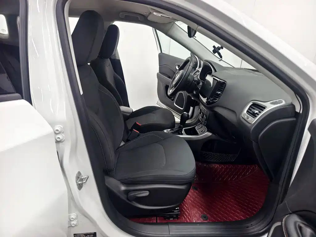 Jeep Compass 2017 — фото 13