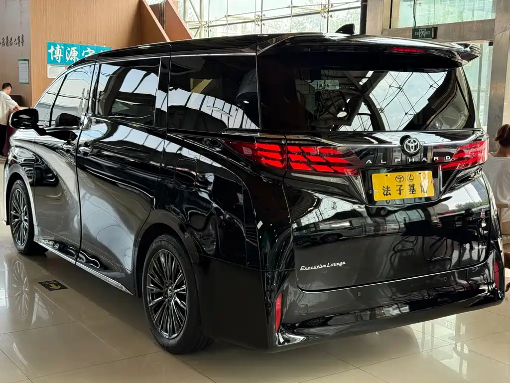 Toyota Alphard 2023 — фото 22