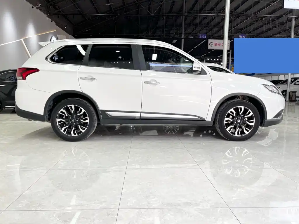 Mitsubishi Outlander 2019 — фото 8