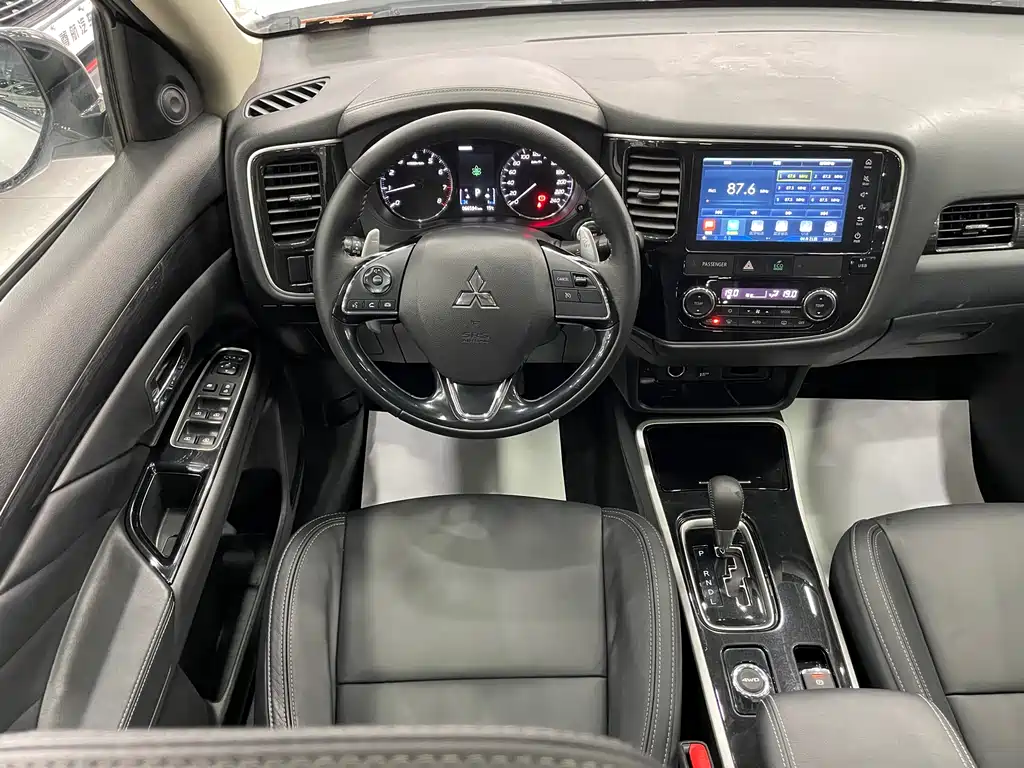 Mitsubishi Outlander 2019 — фото 11