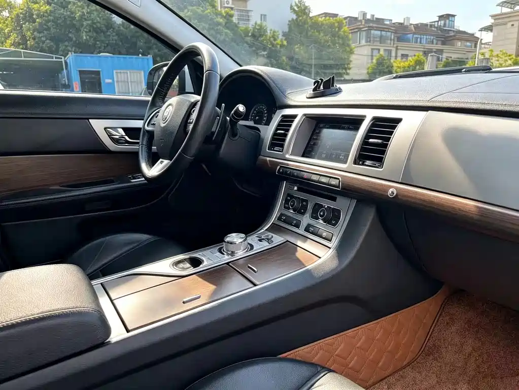 Jaguar XF 2015 — фото 15