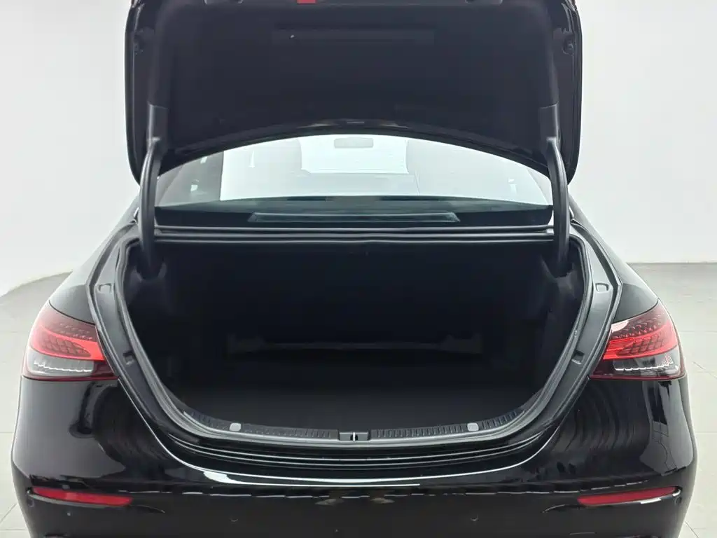 Mercedes-Benz E-Class 2023 — фото 16