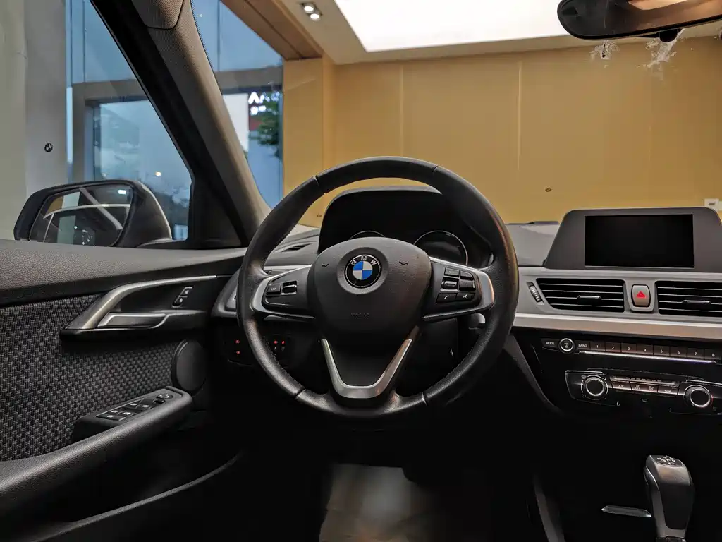 BMW 1 Series 2018 — фото 14