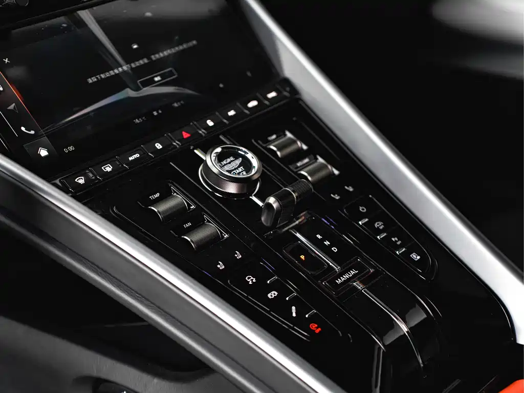Aston Martin DB12 — фото 14