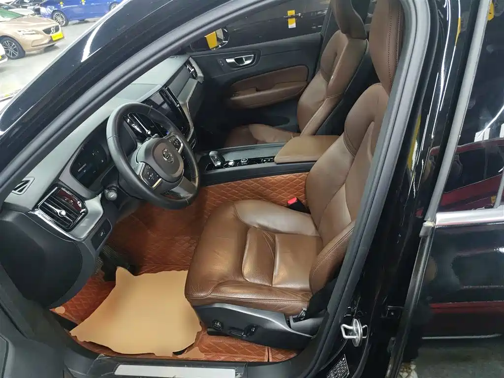 Volvo XC60 2023 — фото 15