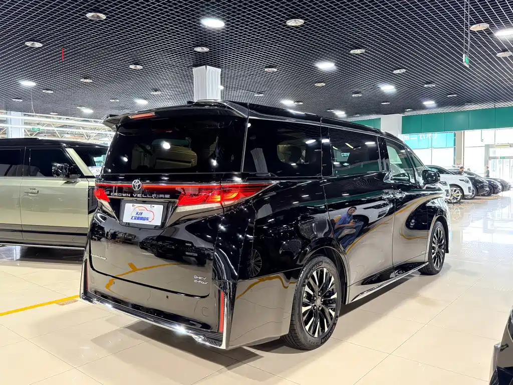 Toyota Vellfire 2023 — фото 15