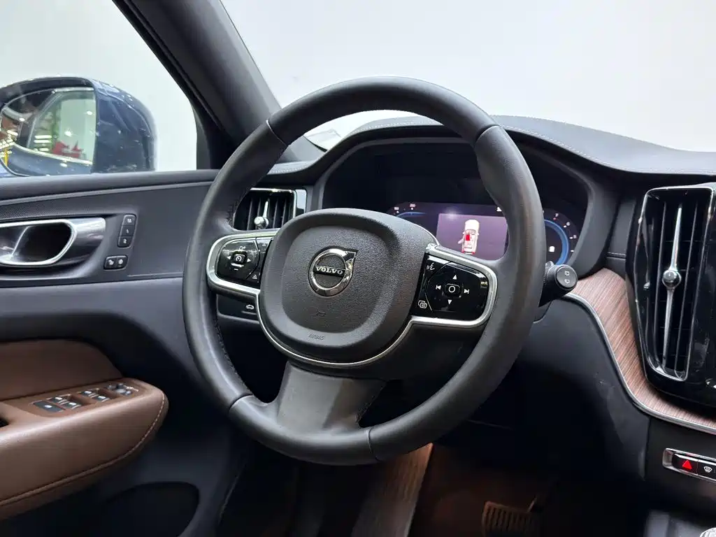 Volvo XC60 2024 — фото 8