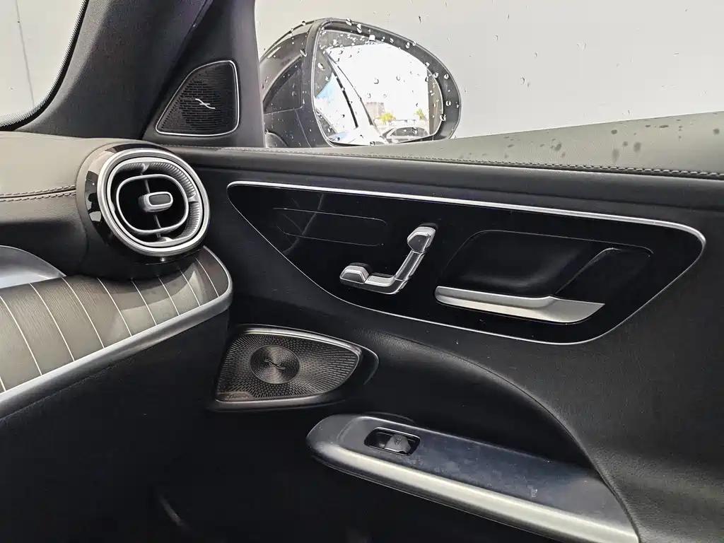 Mercedes-Benz C-Class 2024 — фото 16