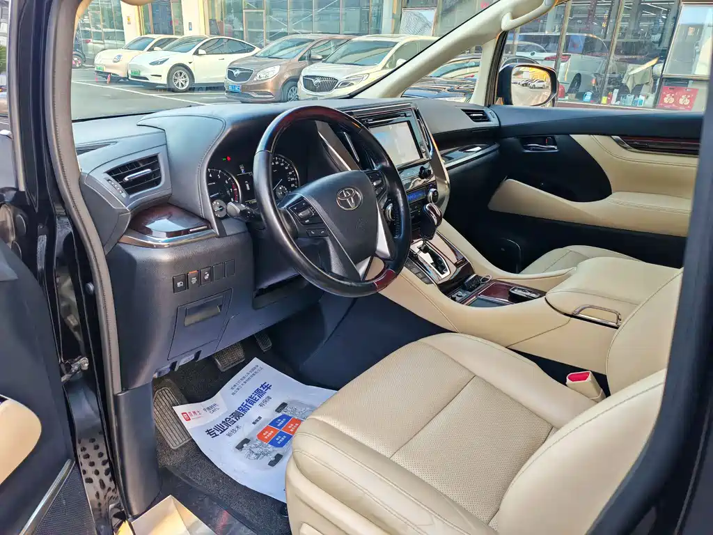Toyota Alphard 2017 — фото 3