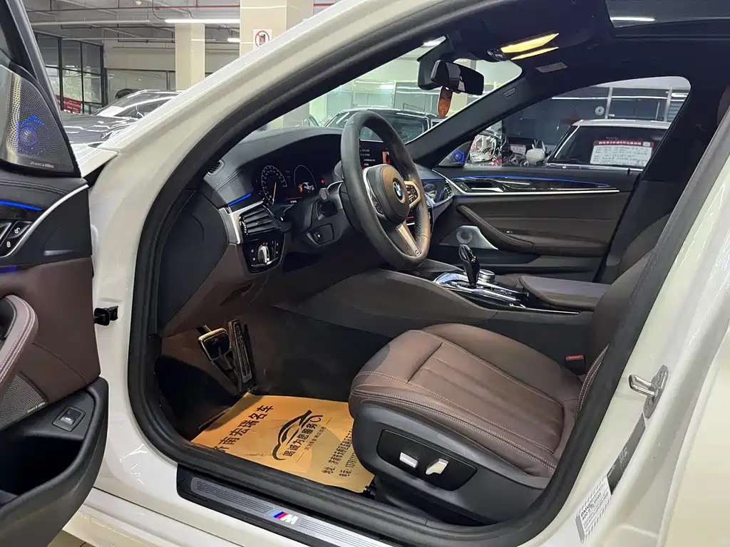 BMW 5 Series 2019 — фото 10