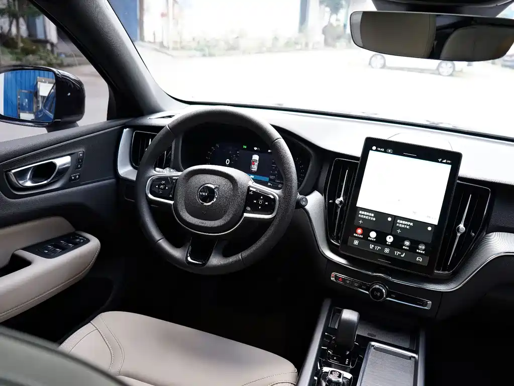 Volvo XC60 2025 — фото 10