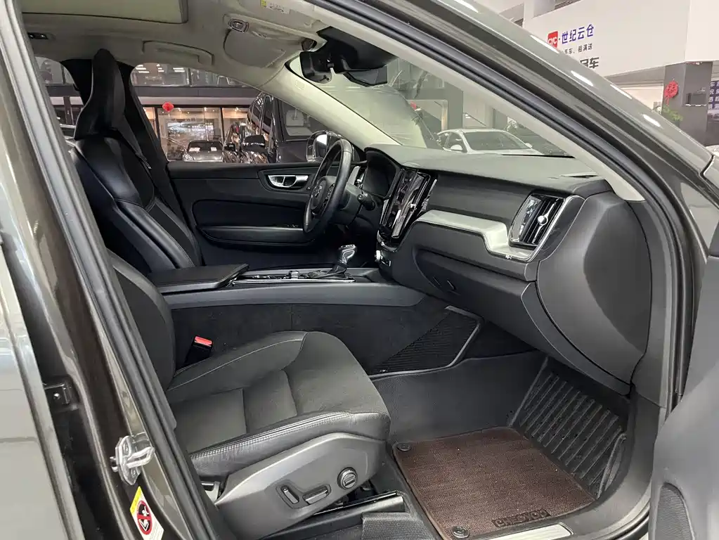 Volvo XC60 2019 — фото 18