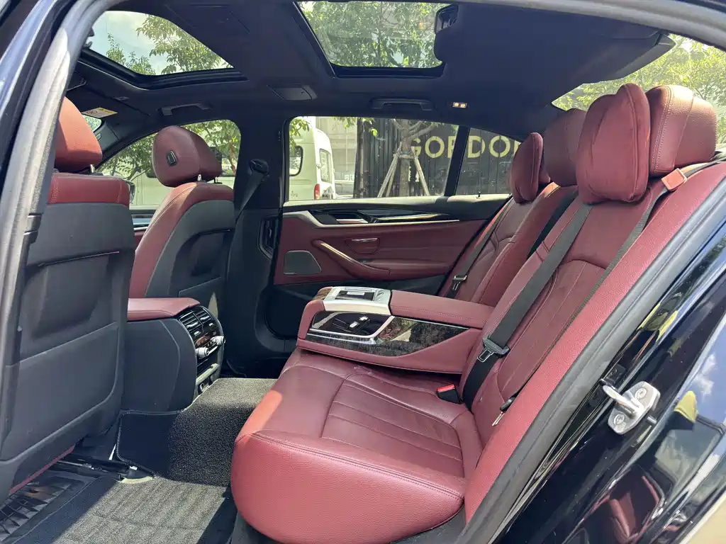 BMW 5 Series 2018 — фото 11