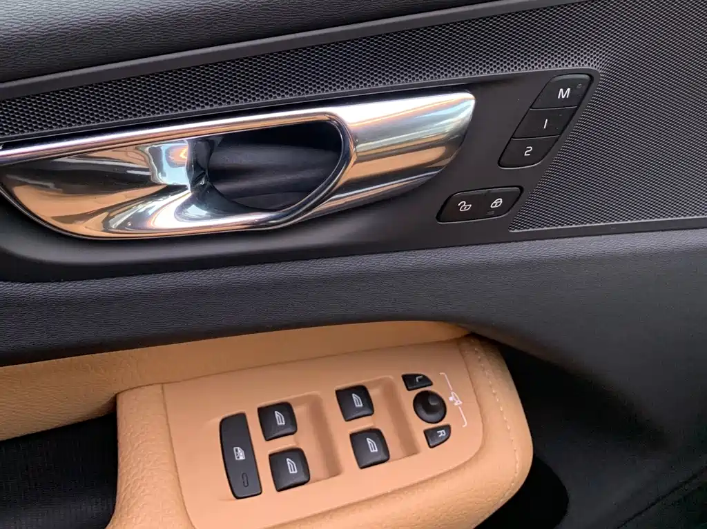 Volvo XC60 2018 — фото 21